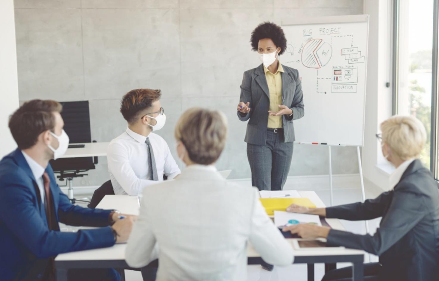 Equipo de moutaeonmurea trabajando en soluciones de automatización financiera